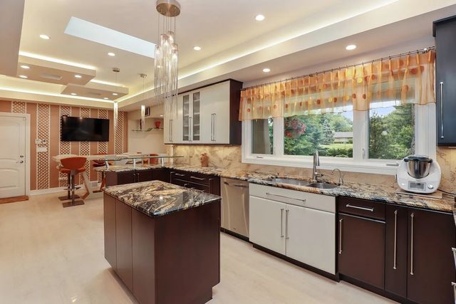 1122 S Estate Lane, Lake Forest, IL 60045