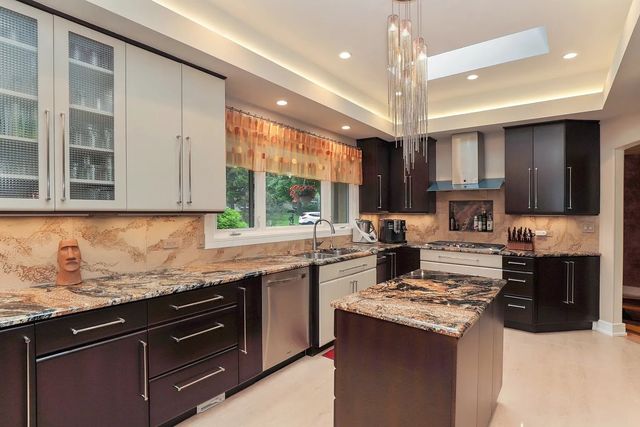 1122 S Estate Lane, Lake Forest, IL 60045