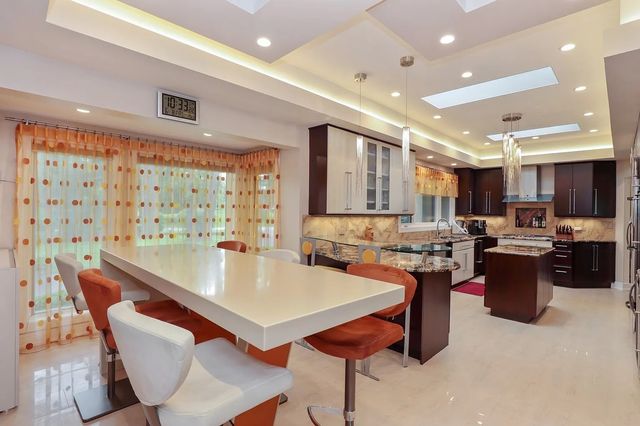 1122 S Estate Lane, Lake Forest, IL 60045