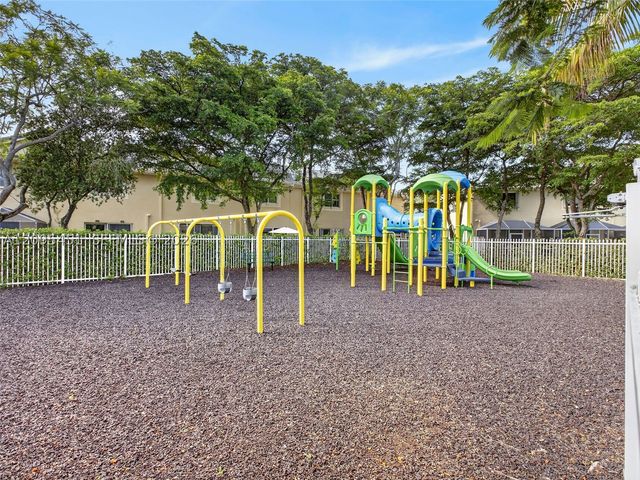 2475 W Cordoba Bnd, Weston, FL 33327