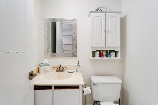 540 Brickell Key Dr 1422, Miami, FL 33131