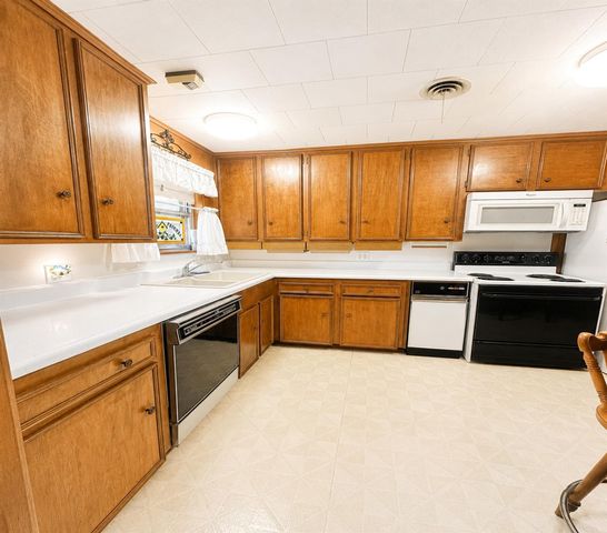 317 Richmond Street, Angleton, TX 77515