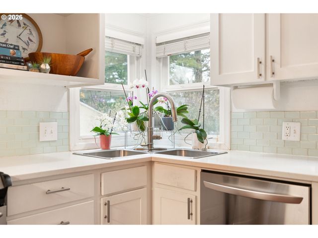 5325 Sw ARNOLD St, Portland, OR 97219