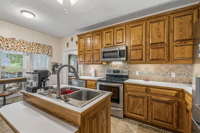 6 County House Cir, Carthage, TN 37030