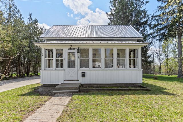 315 E Coffren Avenue, Greenville, MI 48838