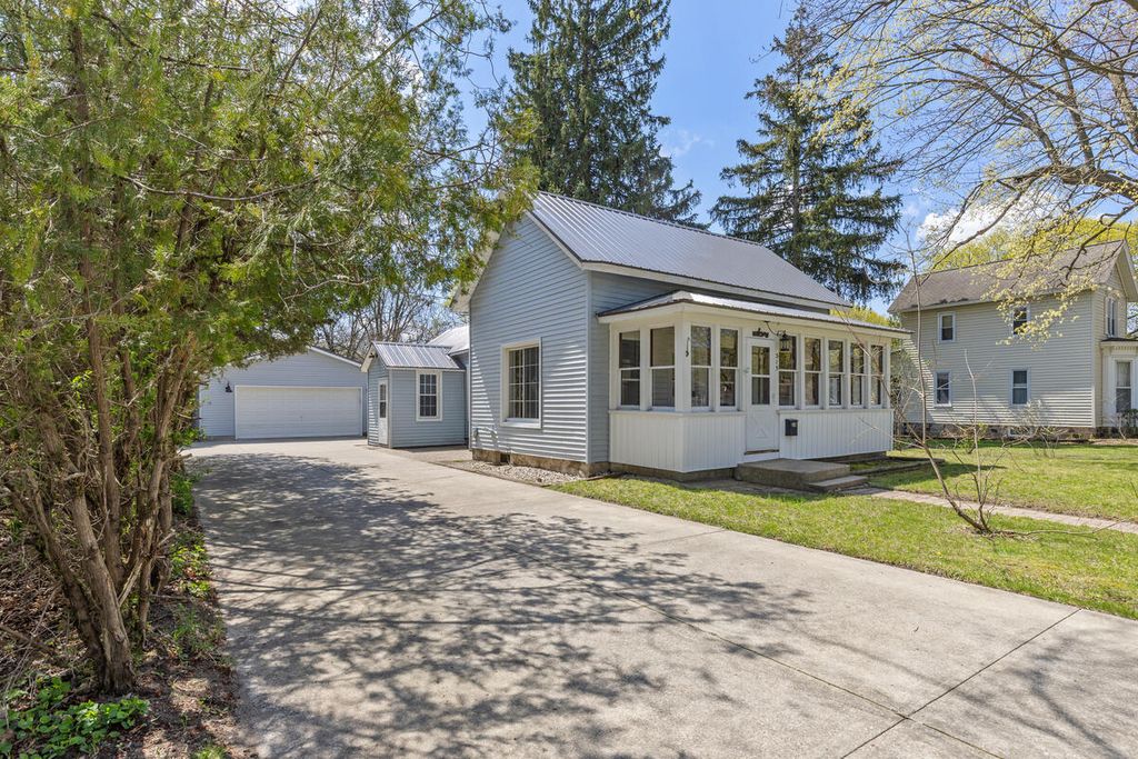 315 E Coffren Avenue, Greenville, MI 48838