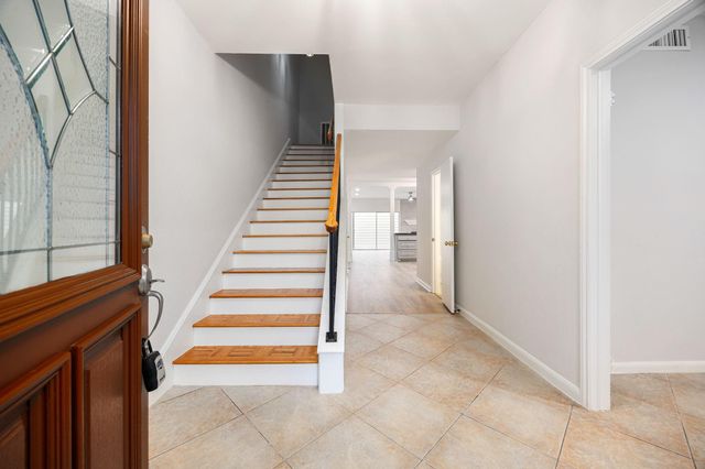 1746 S Gessner Road, Houston, TX 77063