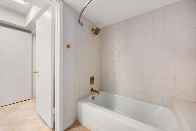 1746 S Gessner Road, Houston, TX 77063