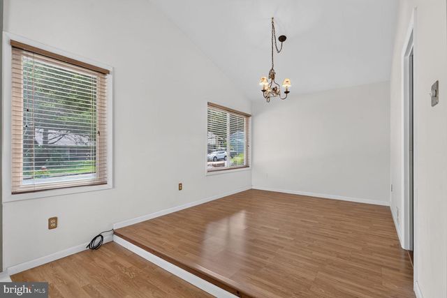 323 AVONDALE DR, Sterling, VA 20164