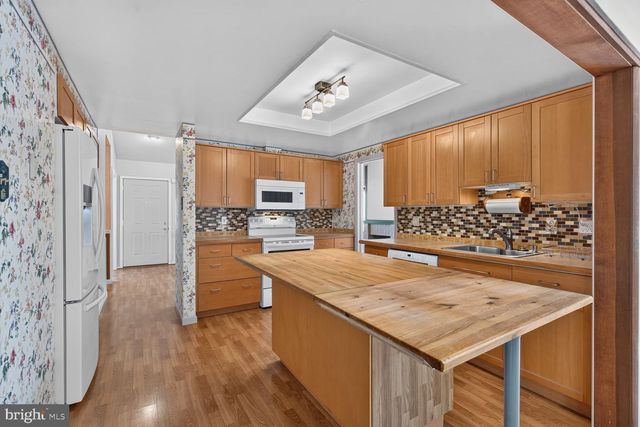 323 AVONDALE DR, Sterling, VA 20164