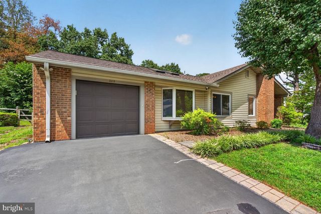 323 AVONDALE DR, Sterling, VA 20164