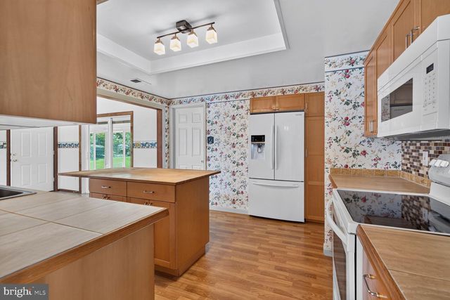 323 AVONDALE DR, Sterling, VA 20164