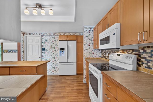 323 AVONDALE DR, Sterling, VA 20164