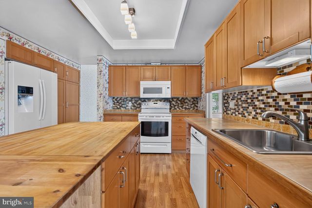 323 AVONDALE DR, Sterling, VA 20164