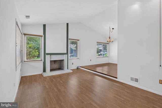 323 AVONDALE DR, Sterling, VA 20164