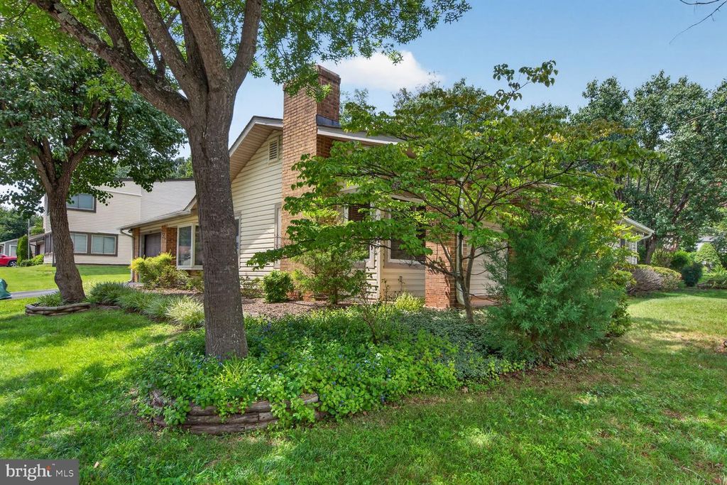 323 AVONDALE DR, Sterling, VA 20164