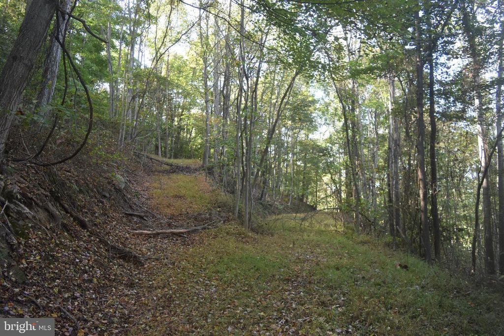 2083 CLAY PITS LN, Great Cacapon, WV 25422