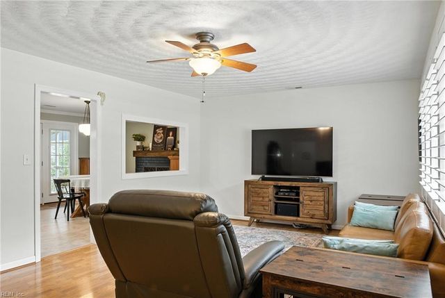 964 Hollywood DR, Chesapeake, VA 23320