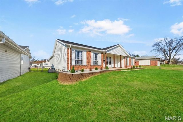 1323 Woodpath Drive, Florissant, MO 63031