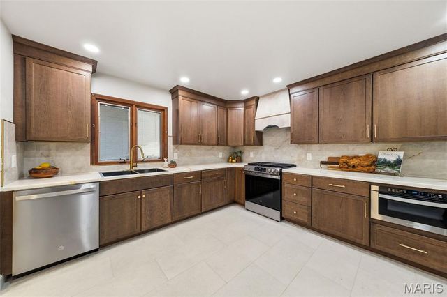 1323 Woodpath Drive, Florissant, MO 63031