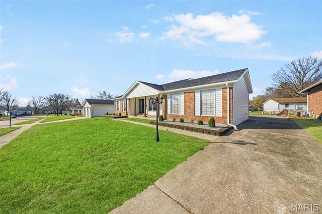 1323 Woodpath Drive, Florissant, MO 63031