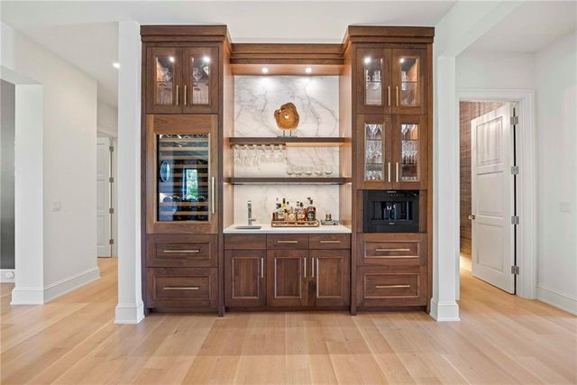 2004 W 114th Street, Leawood, KS 66211