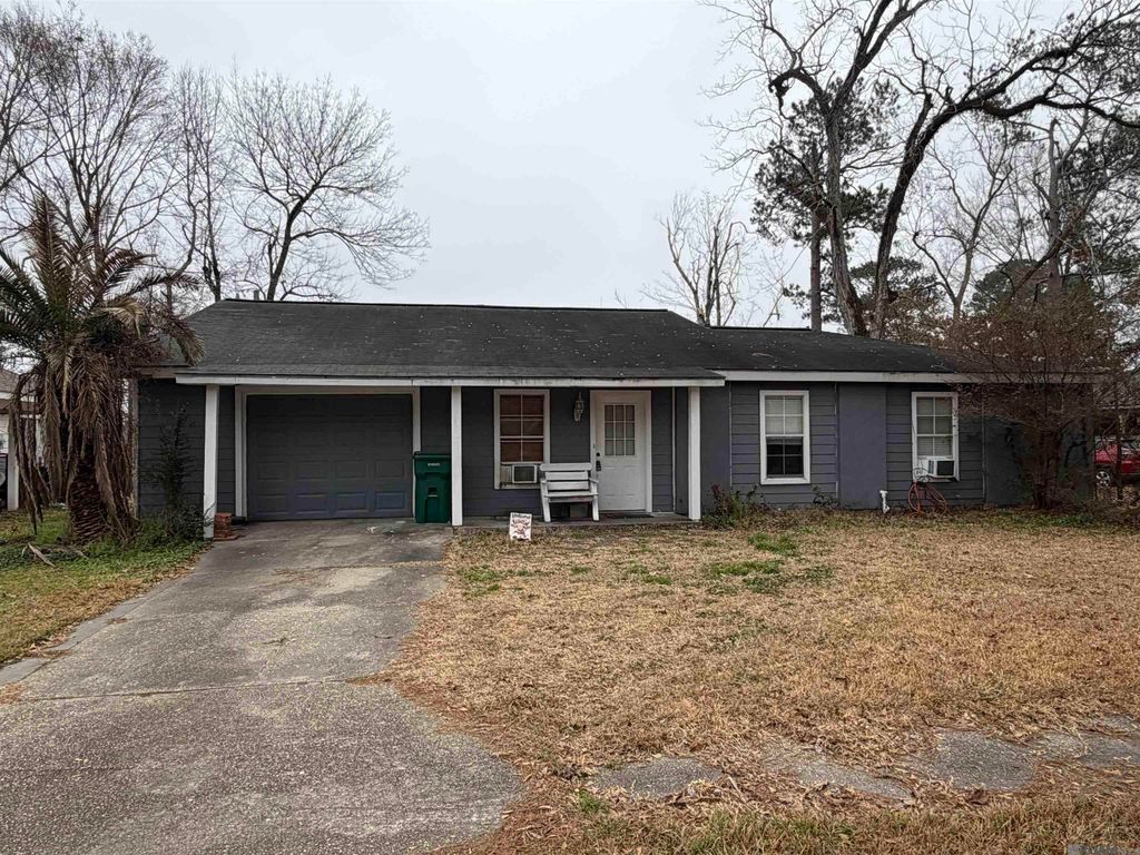 30700 Country Club Ln, Denham Springs, LA 70726