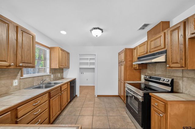 3041 Lakewood Dr, Tyler, TX 75702