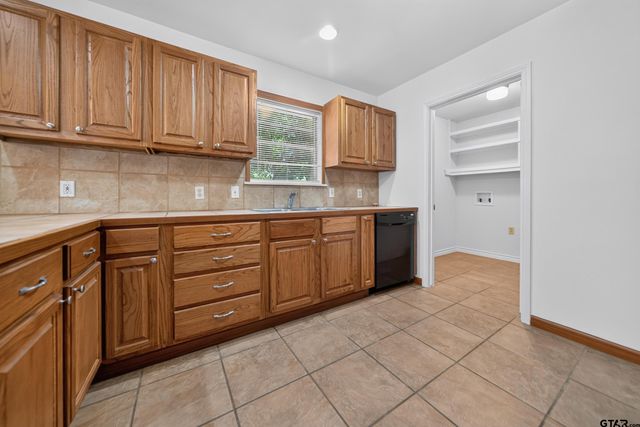 3041 Lakewood Dr, Tyler, TX 75702