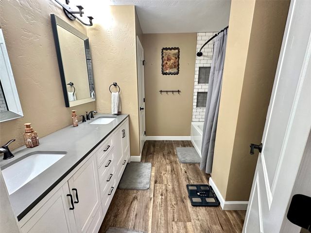 1609 S 12th Avenue E, Newton, IA 50208