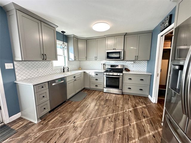 1609 S 12th Avenue E, Newton, IA 50208