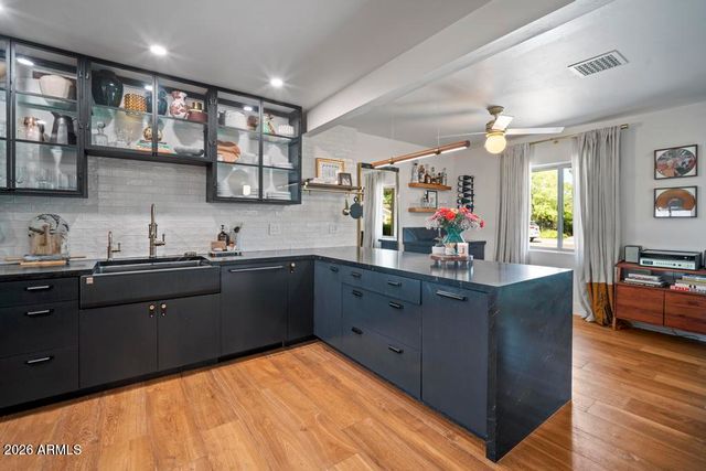 8221 E EDGEMONT Avenue, Scottsdale, AZ 85257