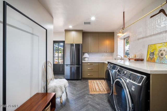 8221 E EDGEMONT Avenue, Scottsdale, AZ 85257