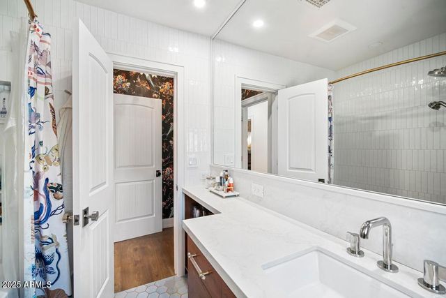 8221 E EDGEMONT Avenue, Scottsdale, AZ 85257