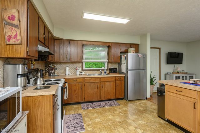 824-826 Reno Drive, Louisville, OH 44641