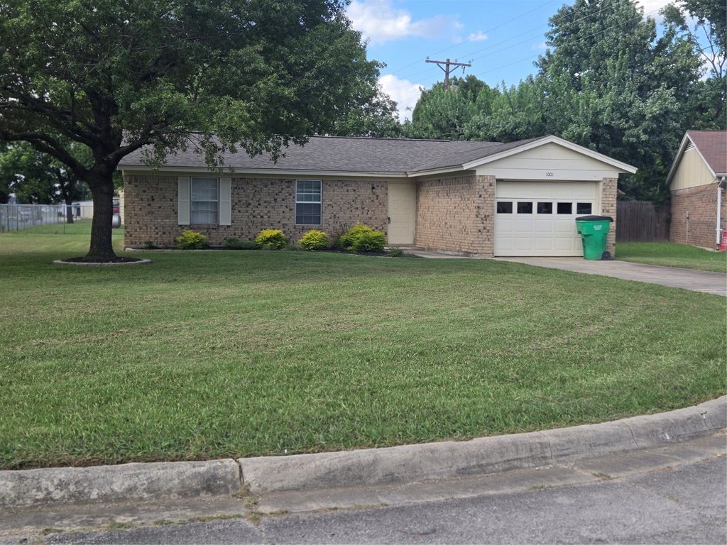 1001 Parkwood Court, Gainesville, TX 76240