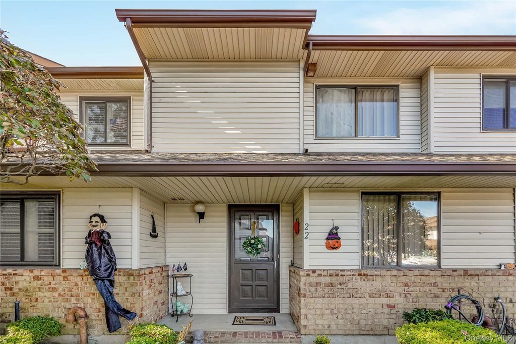 22 Balsam Court 22, Wantagh, NY 11793