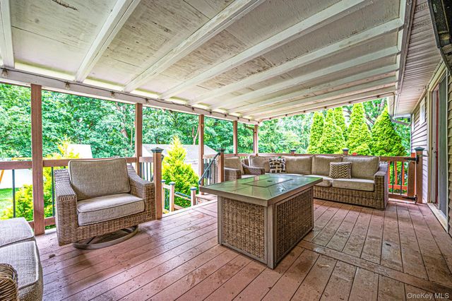 6 Mayflower Lane, East Setauket, NY 11733