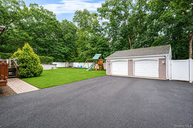 6 Mayflower Lane, East Setauket, NY 11733