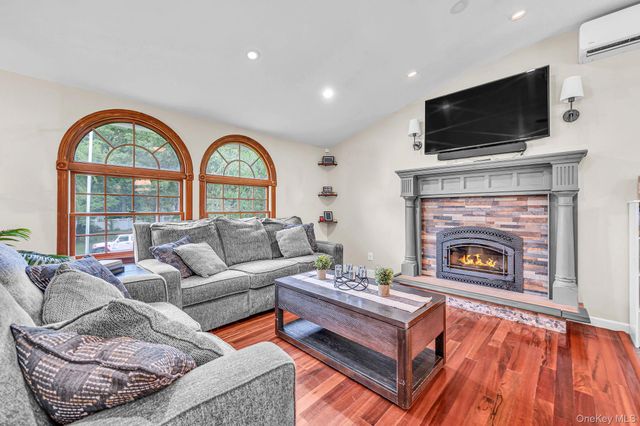 6 Mayflower Lane, East Setauket, NY 11733