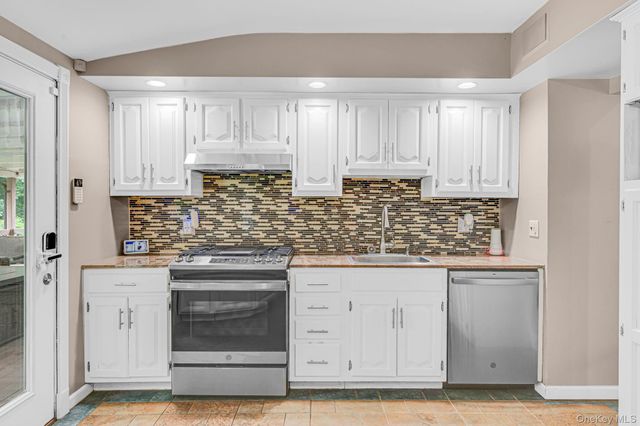 6 Mayflower Lane, East Setauket, NY 11733