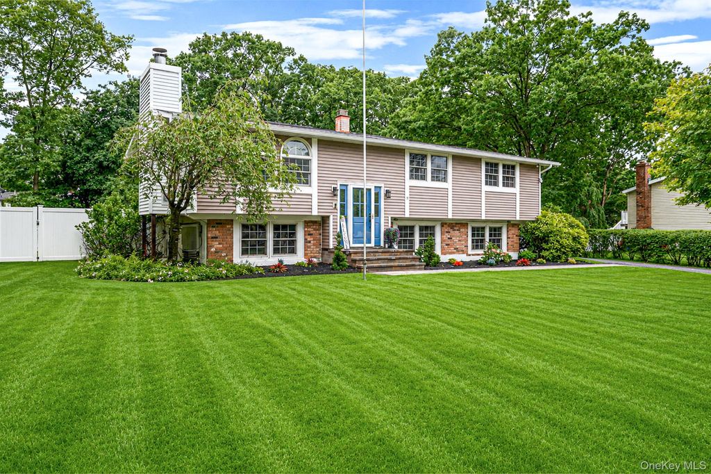 6 Mayflower Lane, East Setauket, NY 11733