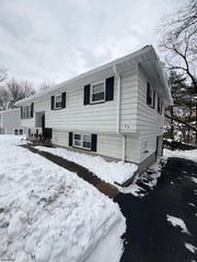 29 Brooklyn Mountain Rd, Hopatcong Boro, NJ 07843
