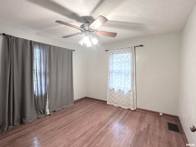 1206 W Chautauqua Street, Carbondale, IL 62901