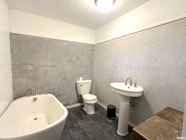 1206 W Chautauqua Street, Carbondale, IL 62901