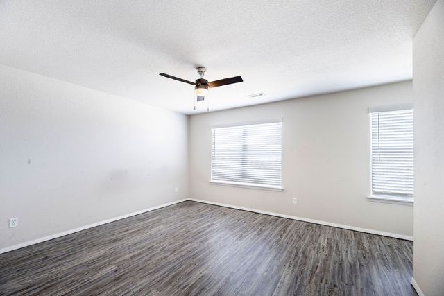 1114 S Kingfisher Lane, Fayetteville, AR 72701