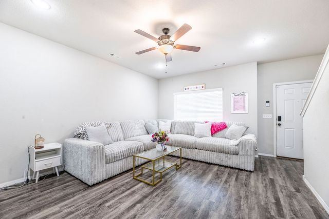 1114 S Kingfisher Lane, Fayetteville, AR 72701