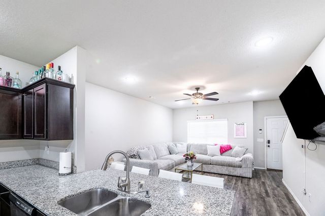 1114 S Kingfisher Lane, Fayetteville, AR 72701