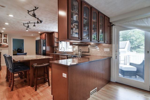 202 Boston Post Rd, Wayland, MA 01778