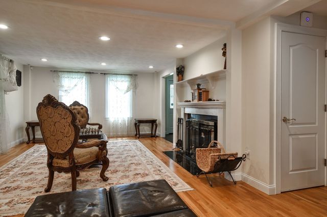 202 Boston Post Rd, Wayland, MA 01778